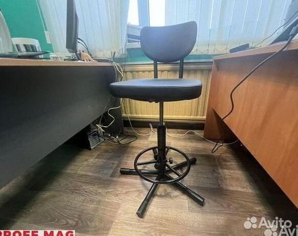 Стул лабораторный винтовой UQ951