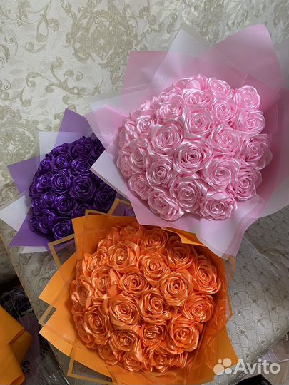 Букет из атласных лент роз