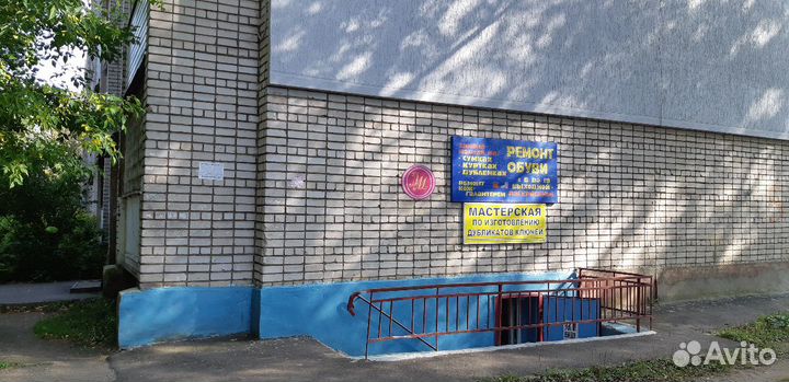 Мастер по ремонту обуви или ученик