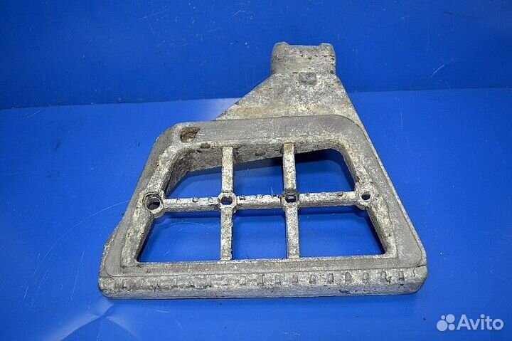 Кронштейн нижней подножки, правый DAF XF105 (01.05