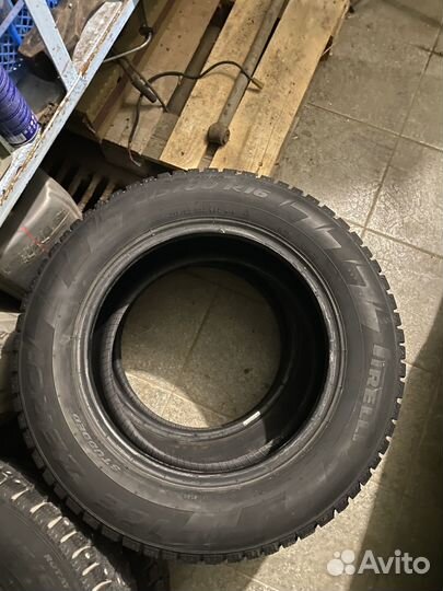 Pirelli Ice Zero 215/60 R16