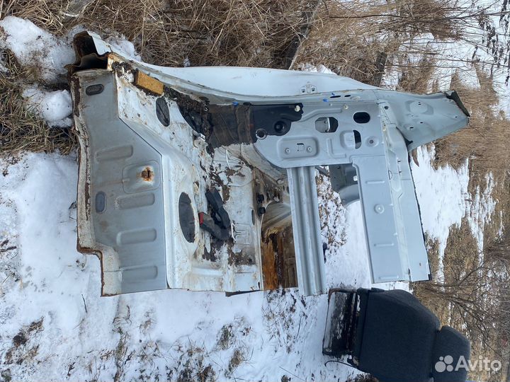 Задняя правая четверть renault logan 2