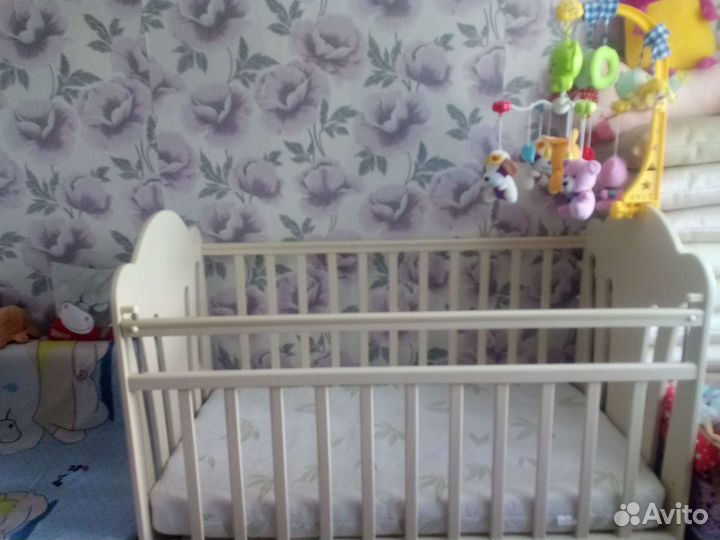 Детская кроватка с маятником и ящиком