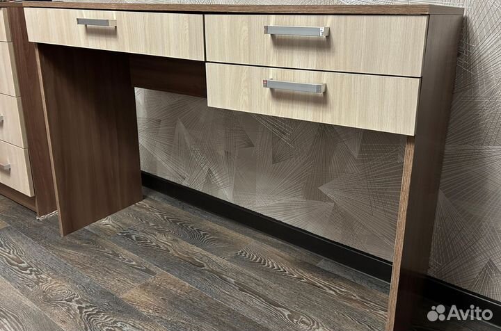 Стол письменный