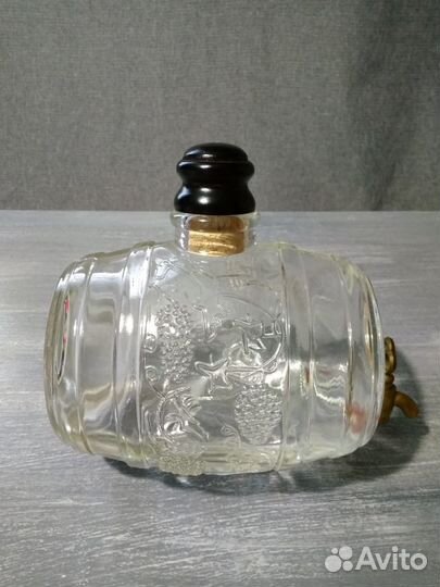 Бочонок и стаканы для спиртного