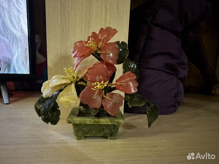 Композиция цветов их нефрита и кварца