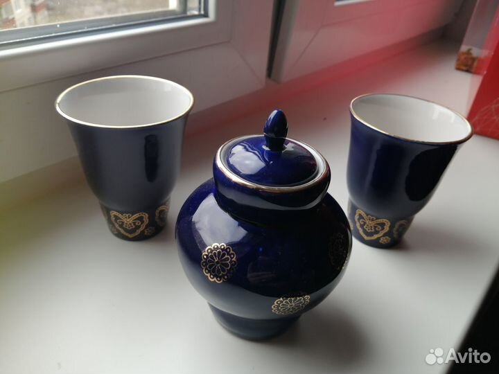 Сахарница с чашками