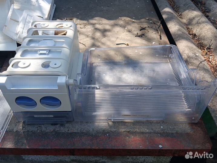 Льдогенератор холодильника Whirpool в сборе