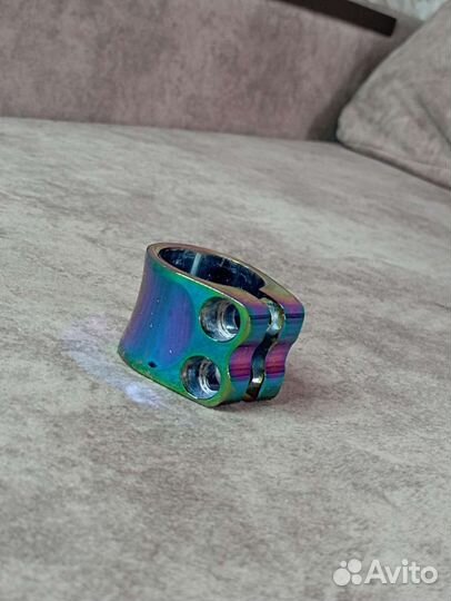 Зажим на трюковой самокат