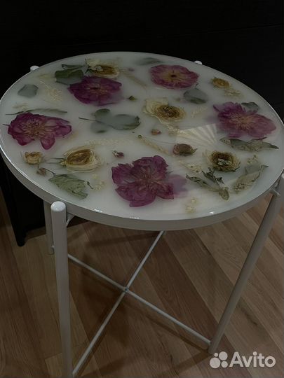 Столик из эпоксидноц смолы с живыми цветами