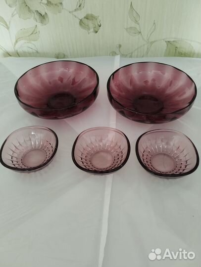 Фужеры из цветного стекла и вазочки