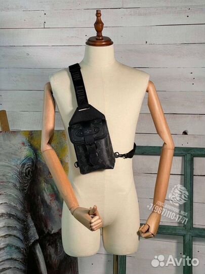 Нагрудная сумка-слинг Louis Vuitton Saumur