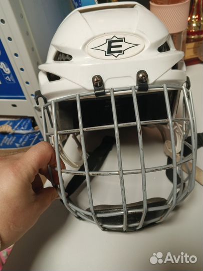 Хоккейный шлем