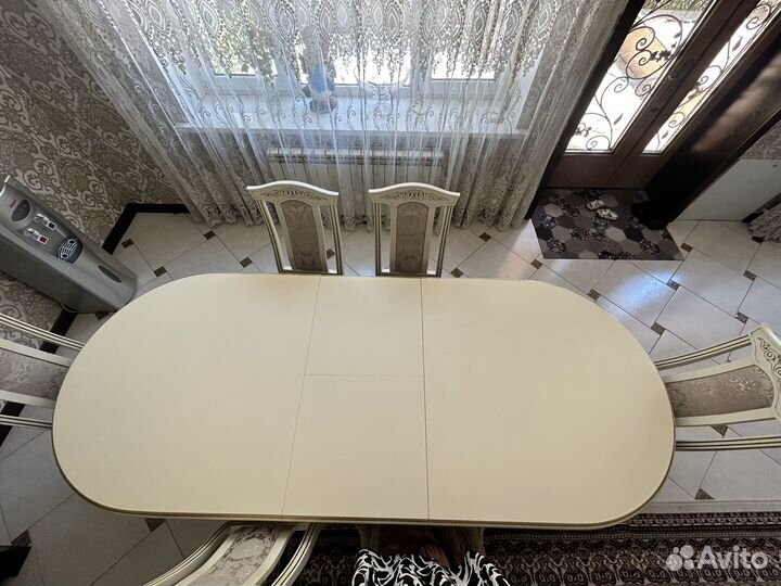 Стол со стульями