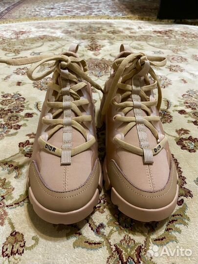 Кроссовки женские