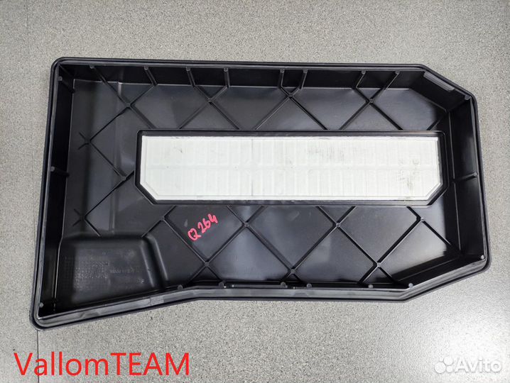 Лот Q264 Крышка аккумулятора Audi Q7