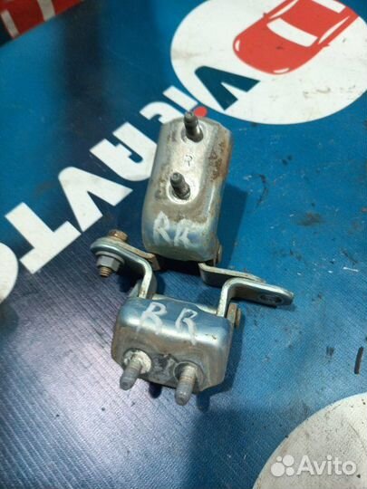 Шарнир двери задний правый Toyota Prius NHW10