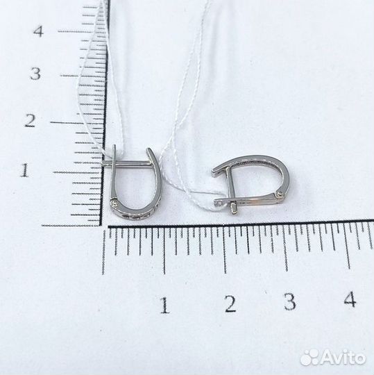 Золотые серьги с бриллиантом