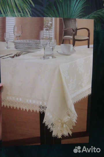 Красивая скатерть с салфетками