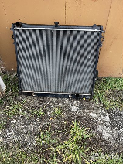 Радиатор охлаждения на toyota corolla 200