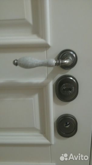 Дверь из металла с панелью мдф белого цвета