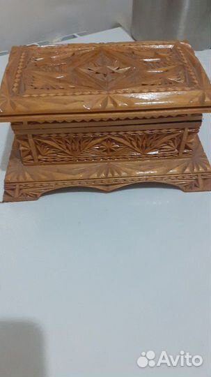 Деревянная шкатулка