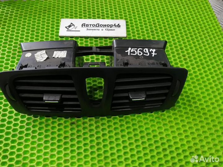 Дефлектор в торпедо центральный Renault Megane 3