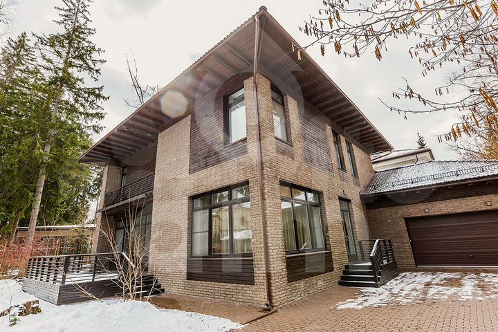 Дом 386 м² на участке 9 сот.