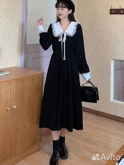 Школьное платье с белым воротником