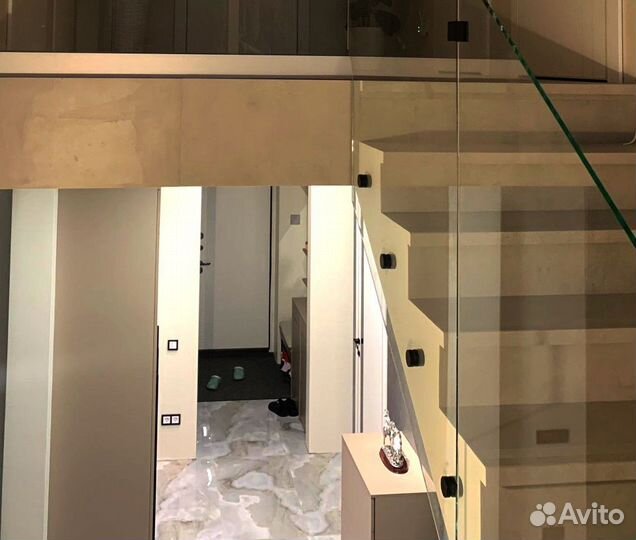 Стеклянное ограждение лестницы