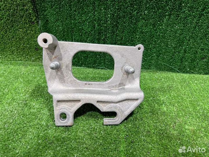 Кронштейн опоры двигателя левый Renault Duster