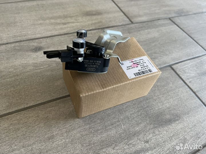 Датчик высоты кузова передний VAG VW Touareg Q7