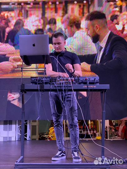 Диджей со своим оборудованием