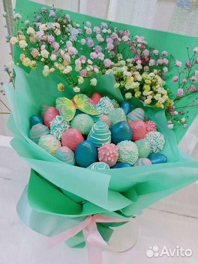 Клубничные букеты с цветами и без