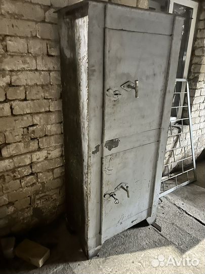 Сейф тяжелый с ключами