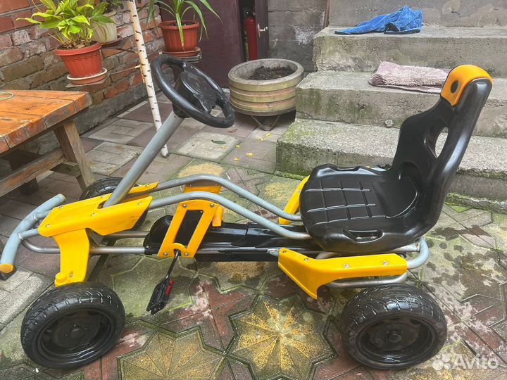 Детская педальная машина