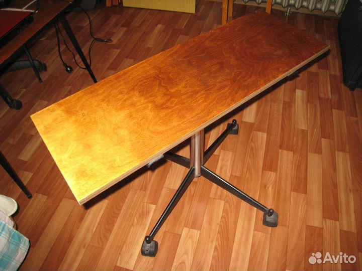 Столик на колесиках