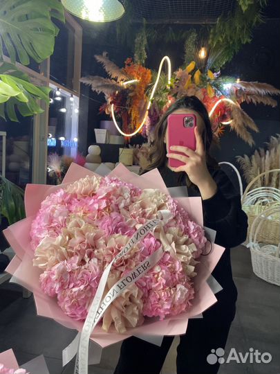 Объемный букет из роз и гортензий