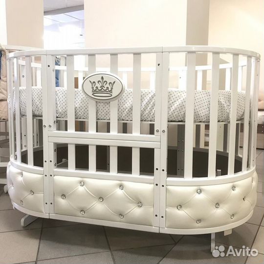 Детская кроватка и комод