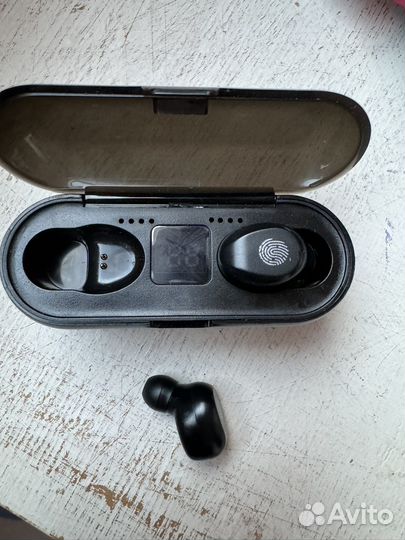 Беспроводные наушники с power bank б/у