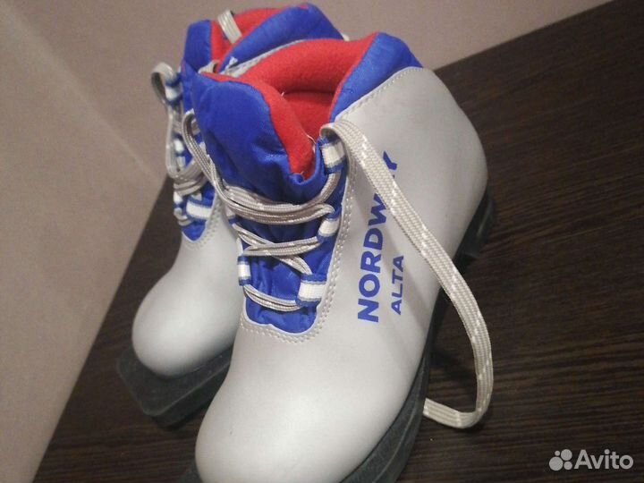 Лыжные ботинки и лыжи