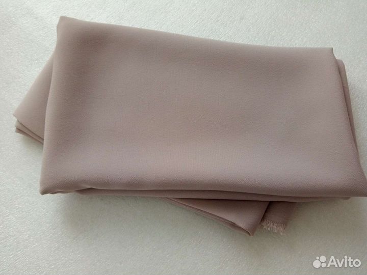 Креп (отрез ткани) серо-бежевого цвета