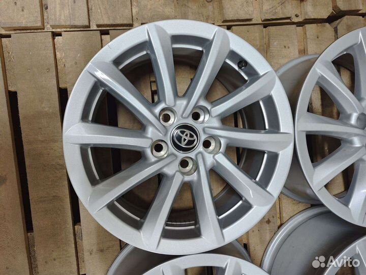 Toyota Camry V70 оригинал R17