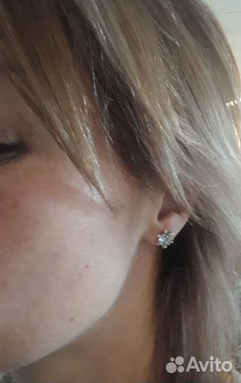 Золотые серьги пусеты с топазом