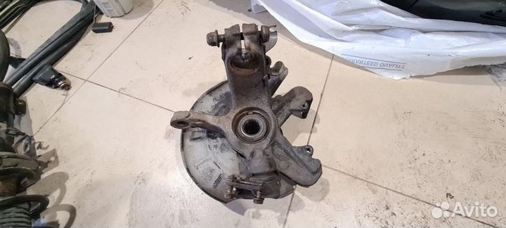 Кулак передний левый Skoda Fabia 2 (5J) 2007