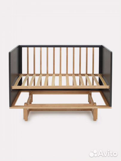 Детская кроватка с маятником