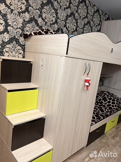 Двухъярусная кровать со шкафом и столом