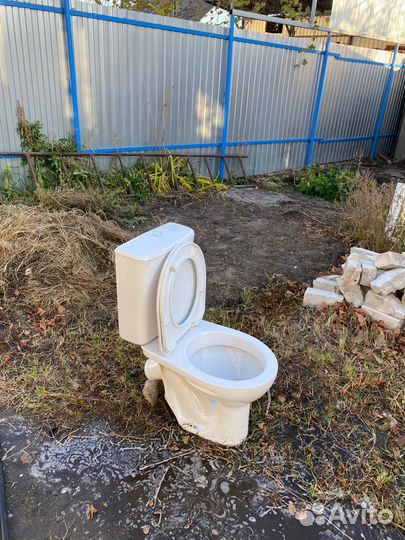Продам б/у унитаз с бочком