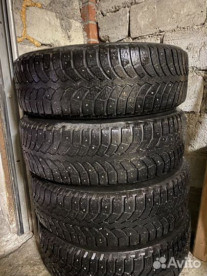 Bridgestone Blizzak Spike-01 225/65 R17 106