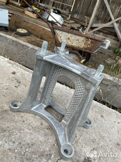 Кронштейн запасного колеса Chevrolet Niva